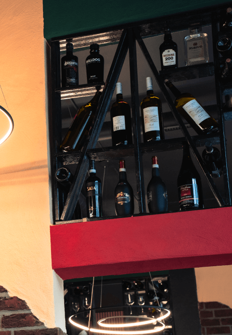 Weinregal im Era Restaurant Regal im Era Restaurant mit Weinen des Hauses